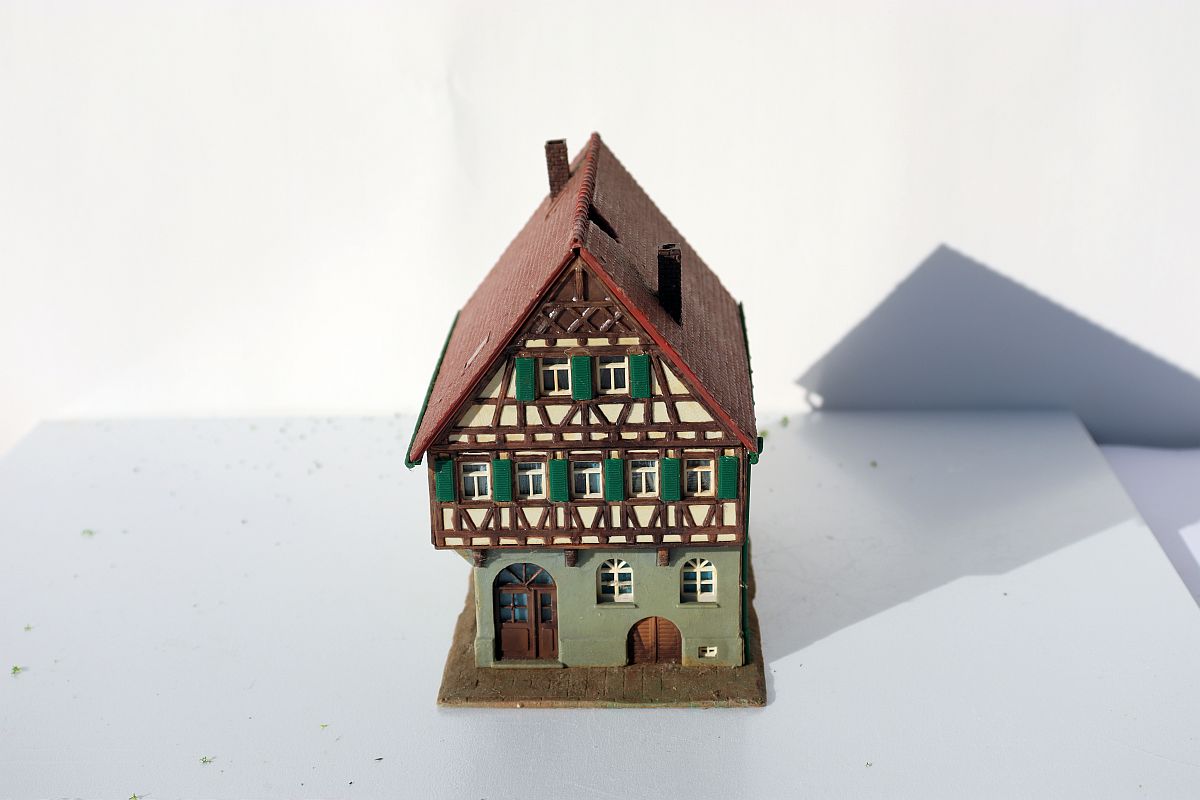 Modellbau SW19979, Fachwerkhaus mit rotem Dach