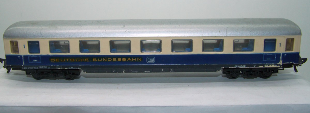 Hornby-ACHo (Meccano), D-Zugwagen, 1 Klasse der Deutschen  Bundesbahn, blau/beige, DC, Spur H0, ohne Originalverpackung. Der Wagen ist bespielt mit Gebrauchsspuren, siehe Bilder