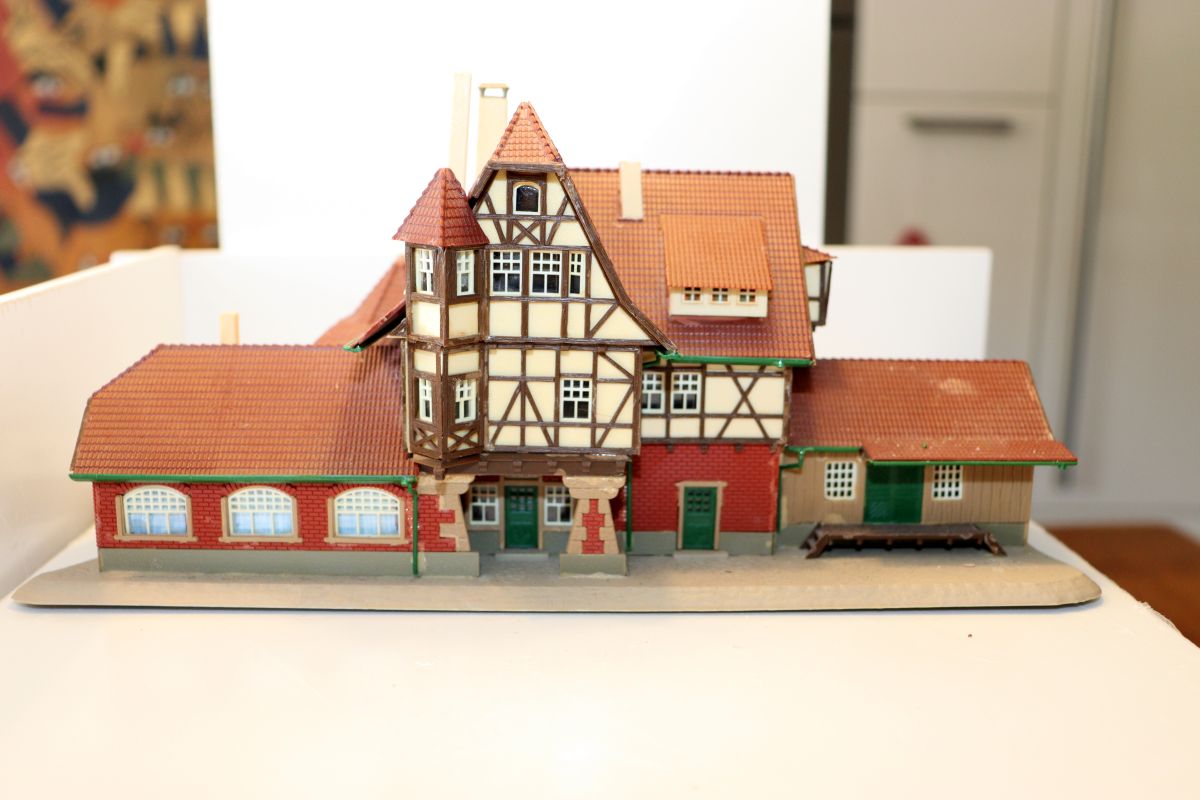 Modellbau SW21180, Bahnhof mit Figuren, Spur N