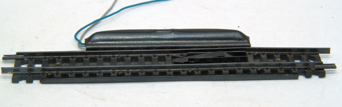 ARNOLD 1260, elektromagnetisches Entkupplungsgleis, Länge 111 mm,  Spur N, ohne Originalverpackung. Eine Funktionsprüfung des Weichenantriebs hat nicht stattgefunden.
