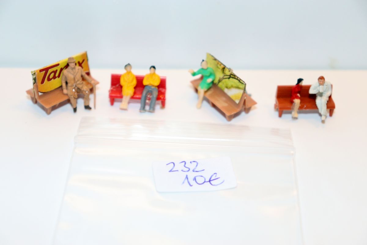 Model Figure Set No. 232, various seated figures on 4 benches, 7 figures and 4 benches, for H0 scale, in replacement packaging