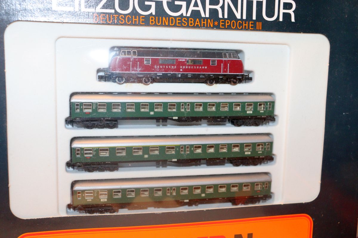 Arnold 0153, Eilzug-Garnitur (Zug-Set) mit V200 und 3x Mitteleinstiegswagen, grün, DC für Spur N, Jahres-Sonderzug 1986