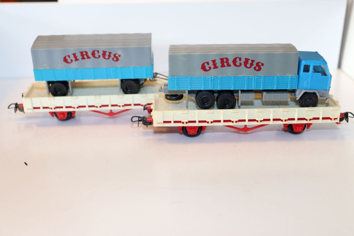 Piko SW21072, circus wagon set, consisting of 5 different circus wagons (2 loaded with trucks), DC, for H0 gauge, see pictures,