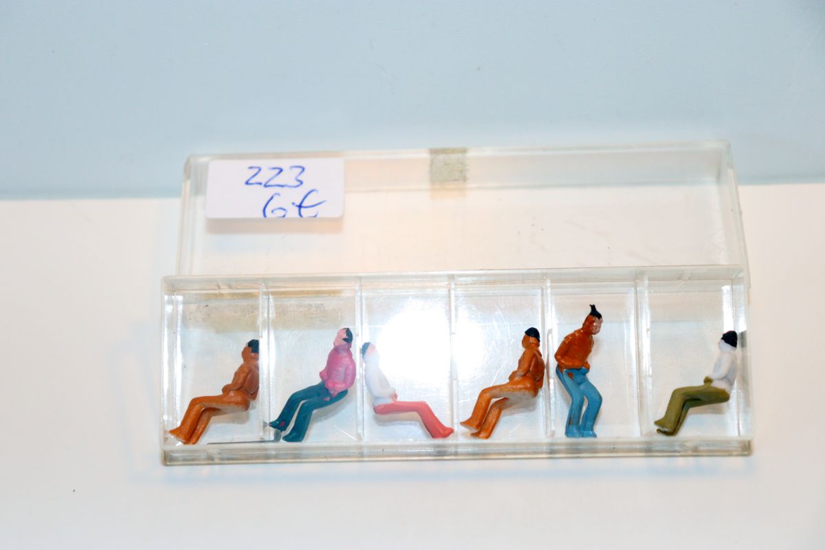 Model Figure Set No. 223, assorted seated figures for chairs/benches or passenger cars, 6 pieces for H0 scale, in replacement packaging
