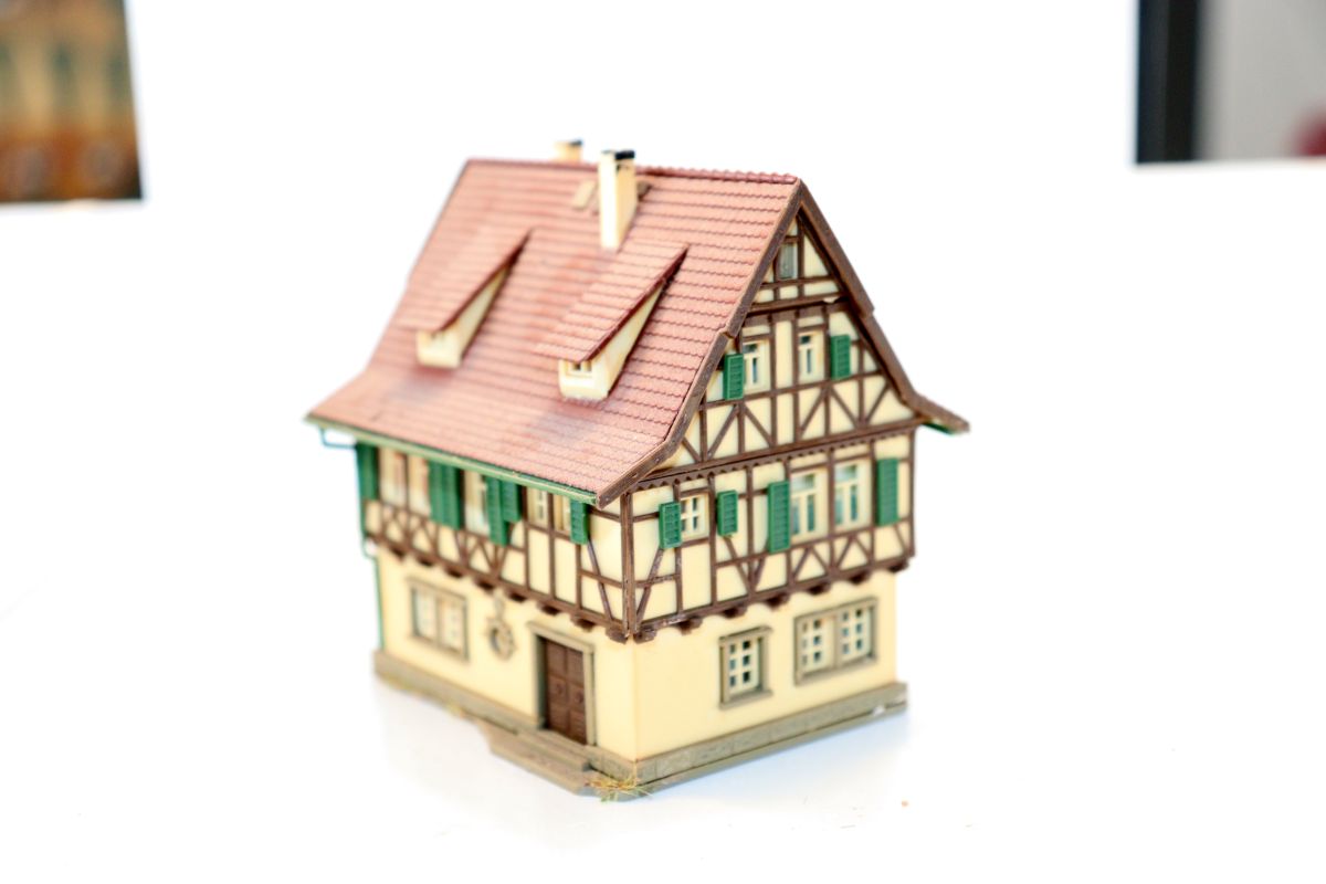 Model building SW21160, multi-storey half-timbered house (already assembled from a kit, the item comes from a dismantled layout), for N gauge, 