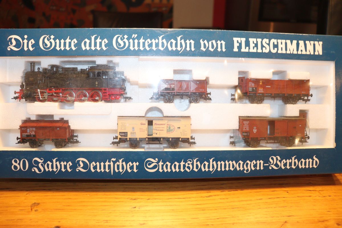 Fleischmann 4886,  Zugset "80 Jahre Deutsche Staatsbahnwagen-Verband ", Dampflok + 5 Güterwagen 