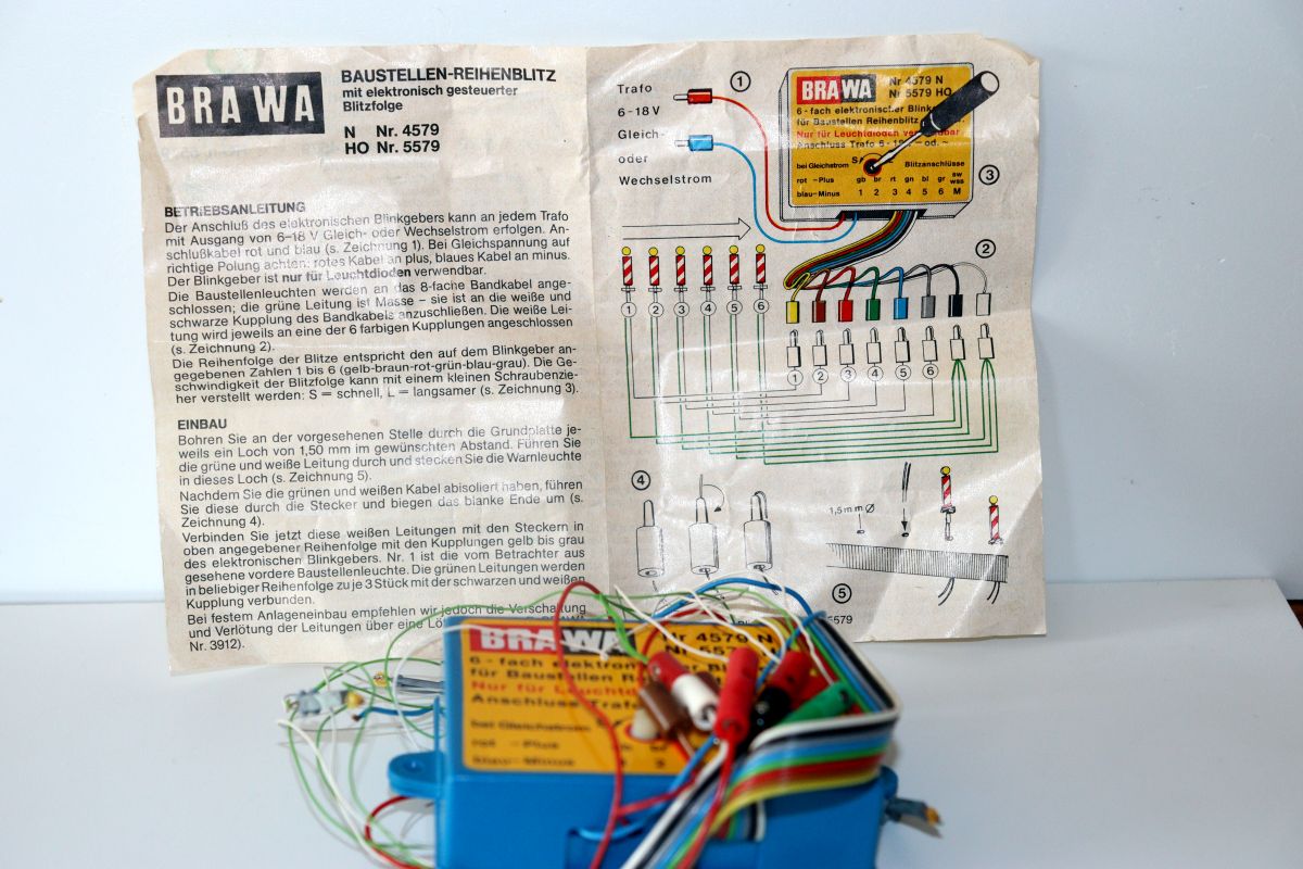 Brawa 5579, Blinkgeber für Baustellen,  Reihenblitz 6-fach elektronisch inklusive Anleitung  und  vier Baustellenleuchten