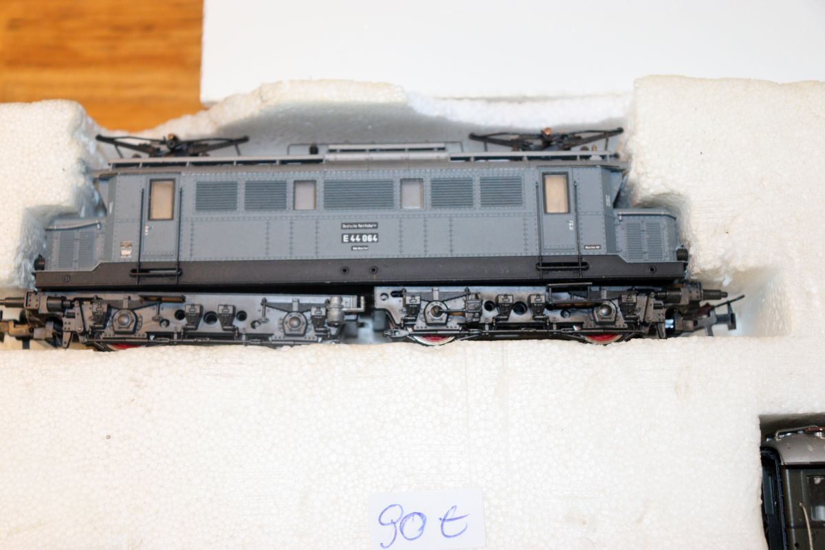 Roco  43032, Zugset Personenzug der DRG,  mit Elektrolok E44 064 und drei DRG-Personenwagen
