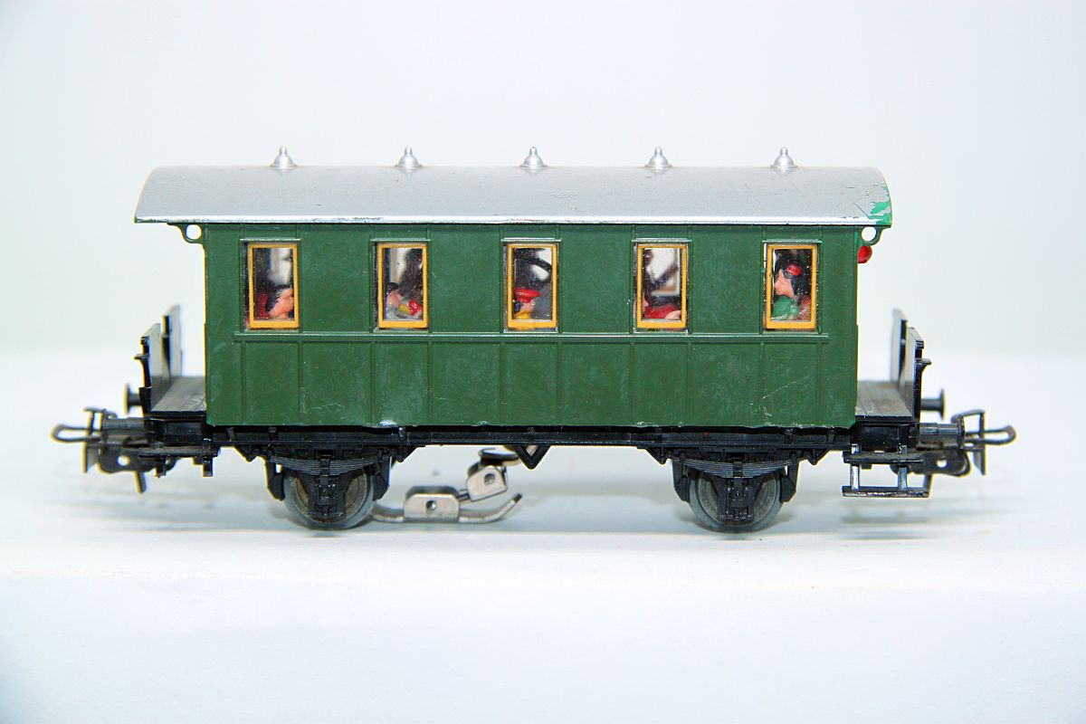Märklin SW19695, DB private railway passenger car, green, with slider, interior lighting + 10 figures