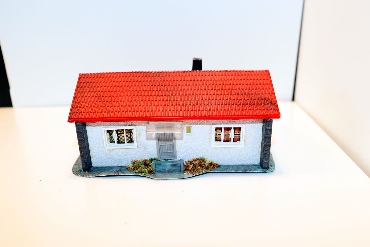 Model SW20681, Wiad 1017, old one-storey bungalow with garden bench, H0 scale, (already assembled from kit),