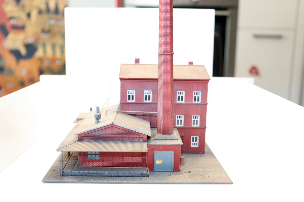 Model SW21163, industrial building with chimney, (already assembled from kit, item comes from a dismantled layout), for N gauge, 