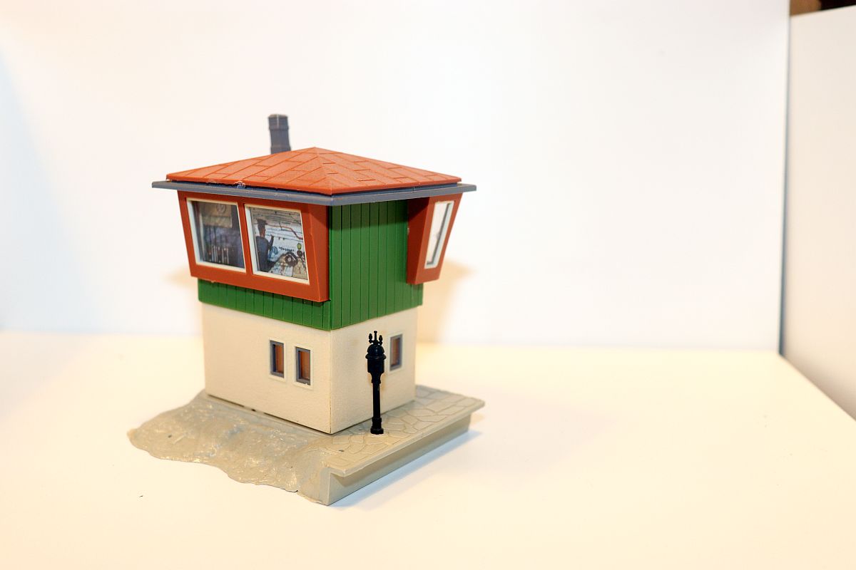 Modellbau SW20288, small signal box with clock, (already assembled from kit, the item comes from a dismantled layout), for H0 gauge, 