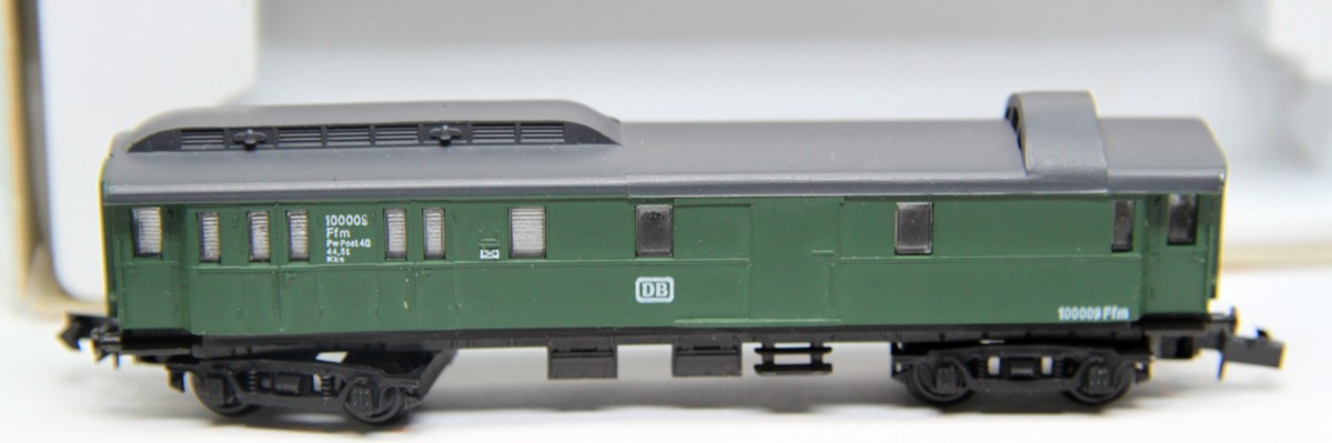 Arnold 0330, DB baggage car with mail compartment, green, DC, N gauge, in OVP.