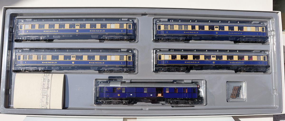 Märklin 4228, Wagen-Set "Rheingold", 5 Fernschnellzugwagen der DR in Rheingoldfarben
