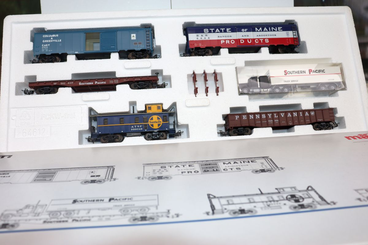 Märklin 4863, USA Freight Car Set I, consisting of 5 cars: 2 boxcars, 1 gondola, 1 flat car with a U.S. truck, and 1 caboose, 