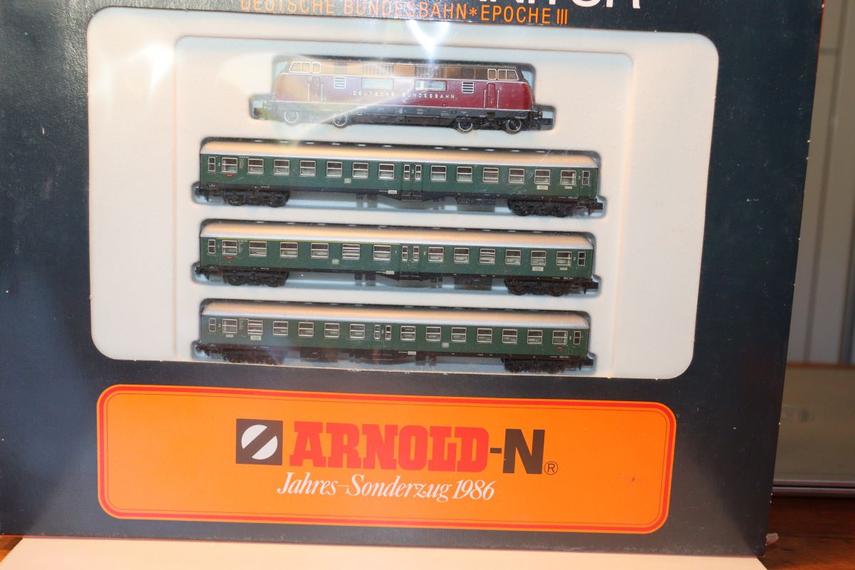 Arnold 0153, Eilzug-Garnitur (Zug-Set) mit V200 und 3x Mitteleinstiegswagen, grün, DC für Spur N, Jahres-Sonderzug 1986