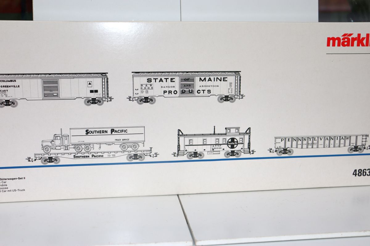 Märklin 4863, USA Freight Car Set I, consisting of 5 cars: 2 boxcars, 1 gondola, 1 flat car with a U.S. truck, and 1 caboose, 