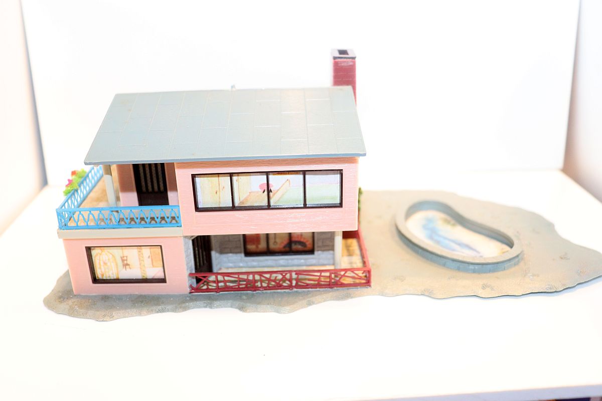 Model building SW20384, commercial building with swimming pool, H0 scale, (already assembled from kit), 