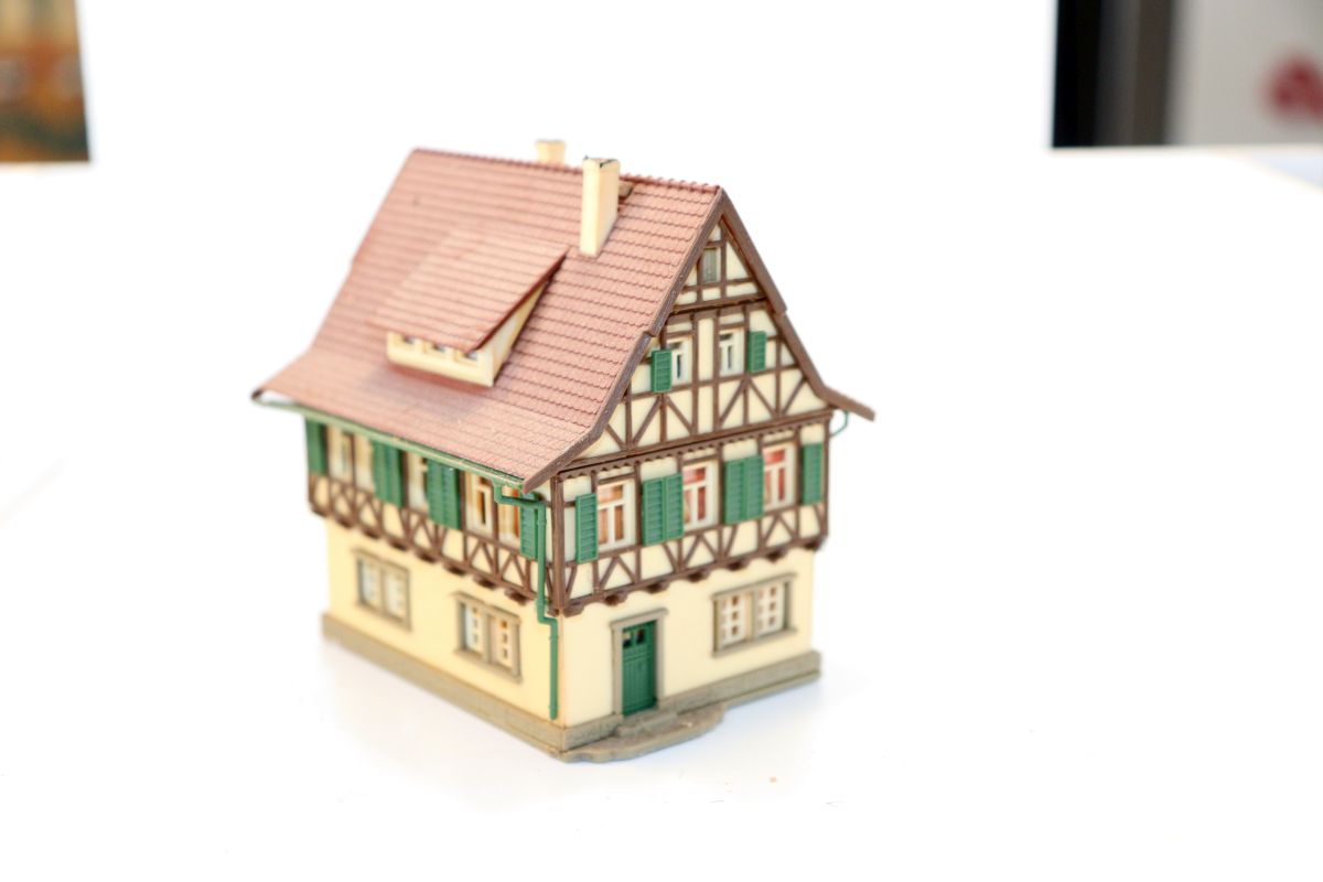 Model building SW21160, multi-storey half-timbered house (already assembled from a kit, the item comes from a dismantled layout), for N gauge, 